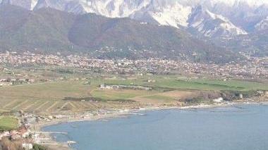 Una veduta della spiaggia di Marina di Massa e, a sinistra, il litorale di Fiumaretta