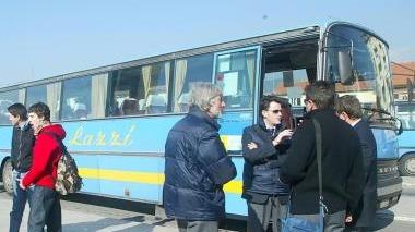 Passeggeri in attesa del pullman alla stazione di piazza Italia