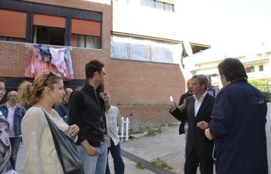 <b>AL POGGIO.</b> Mario Lolini con alcuni abitanti del quartiere a Roselle 