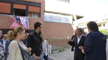 <b>AL POGGIO.</b> Mario Lolini con alcuni abitanti del quartiere a Roselle