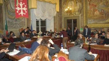 L’assessore Viale e, sopra, il consiglio