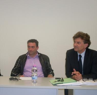 La platea del seminario organizzato da Confesercenti e, sopra, Maurizio Innocenti e Giulio Sbranti 