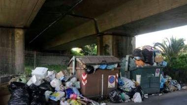 <b>CUMULI.</b> Spazzatura abbandonata al lato dei cassonetti in via Ricortola, lunedì mattina