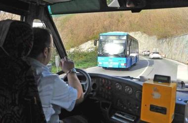 Un autista del Copit alla guida di un autobus extraurbano 