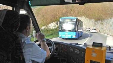 Un autista del Copit alla guida di un autobus extraurbano