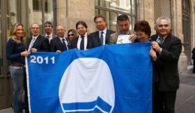La "Bandiera blu" sventola sulle spiagge di Piombino, San Vincenzo e Marciana Marina