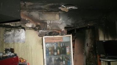 Fuoco dentro il bar chiuso: s'incendia un monitor della sorveglianza