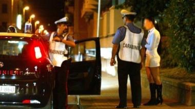 Si denuda in strada: denunciata dai carabinieri