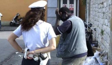 Pugno a una vigilessa durante i controlli, arrestato senegalese di 18 anni