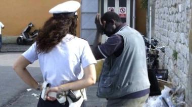 Pugno a una vigilessa durante i controlli, arrestato senegalese di 18 anni