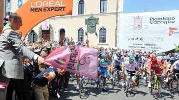 Il sindaco sventola la bandierina dello starter