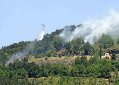 Lelicottero della Regione al lavoro per spengere lincendio 