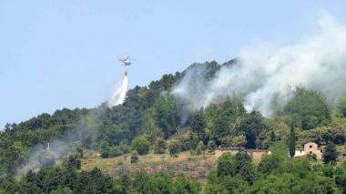 L’elicottero della Regione al lavoro per spengere l’incendio