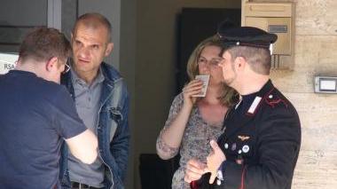Banditi disarmati rapinano agenzia di assicurazione