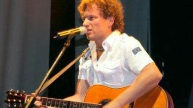 Matteo Becucci durante uno dei suoi concerti
