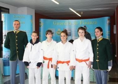 A destra Benedetta Capponi A sinistra il gruppo dellunder 14 del Kodokan 