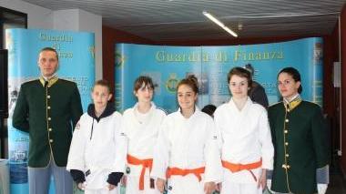 A destra Benedetta Capponi A sinistra il gruppo dell’under 14 del Kodokan