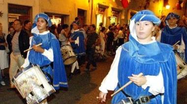 Gli sbandieratori di Porta Santa Maria in trasferta
