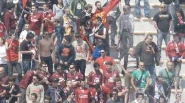 <b>LA NORD.</b> Tanti i vuoti in questa stagione nella storica curva amaranto, ma si aspetta solo una scintilla