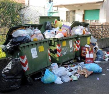 Bidoni pieni (foto darchivio) 
