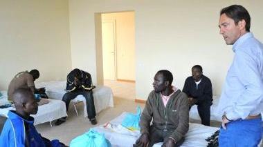 A sinistra i profughi accolti da Berti a destra la sistemazione nelle camere