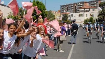 Studenti della Guardi su viale Amendola salutano il passaggio dei ciclisti