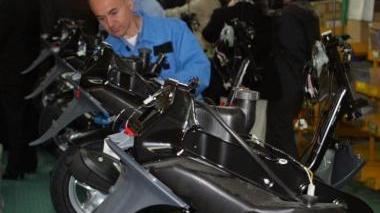 Un operaio della Piaggio al lavoro alla catena di montaggio