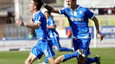 A sinistra Mirko Valdifiori mentre esulta (rincorso dal compagno Soriano) dopo il gol segnato nella sfida interna contro il Padova (terminata 2-2) A destra il mediano azzurro premiato con il Leone d’argento lunedì sera a Spicchio e, sopra, la sala del circolo Arci gremita dai tifosi azzurri che hanno preso parte (numerosi) alla cena che ha fatto da cornice alla nona edizione del premio organizzato dal sito pianetaempoli.it (che quest’anno era arricchita anche dal patrocinio dato dal Comune di Vinci)