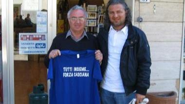 Il presidente dell’Atletico Casciana Francesco Intravaia (a destra) con la maglia della squadra che si è salvata nel girone E