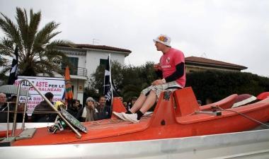 Una manifestazione contro le aste per le spiagge e sotto il presidente della Repubblica Giorgio Napolitano 