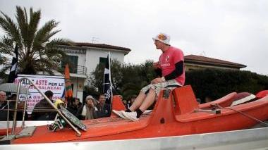 Una manifestazione contro le aste per le spiagge e sotto il presidente della Repubblica Giorgio Napolitano