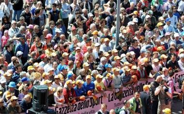 Piazza Bovio invasa dal pubblico e a sinistra la maglia rosa Millar 