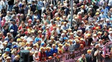 Piazza Bovio invasa dal pubblico e a sinistra la maglia rosa Millar