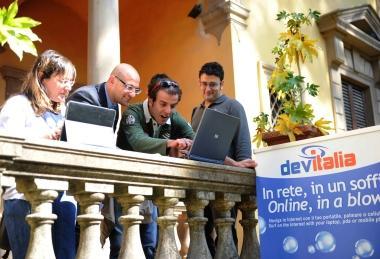 Il sindaco Simone Millozzi alla biblioteca comunale durante linaugurazione  