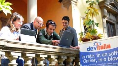 Il sindaco Simone Millozzi alla biblioteca comunale durante l’inaugurazione
