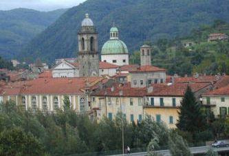 Veduta di Pontremoli e a destra Clara Cavellini e Mauro Cozzalupi                  