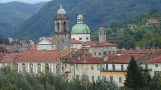 Veduta di Pontremoli e a destra Clara Cavellini e Mauro Cozzalupi