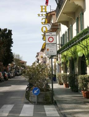 <b>TRAFFICO LIMITATO.</b> Uno degli ingressi della Ztl nelle vie del centro a Forte dei Marmi: presto comprender&agrave; due nuove strade 