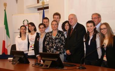 Foto di gruppo in Prefettura con i vincitori del concorso