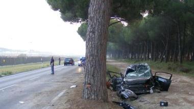Un’auto distrutta contro un albero sull’Aurelia