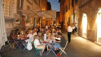 L’Enoteca Marcucci in via Garibaldi uno dei simboli di Pietrasanta