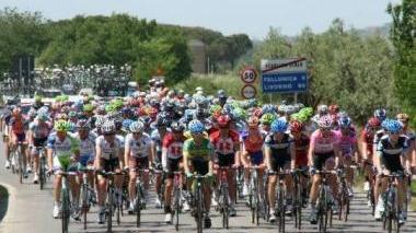 <b>TRE MOMENTI </b>della tappa di ieri da Piombino a Orvieto: a sinistra il gruppo all’altezza di Scarlino, nel centro alla curva appena passata Roccastrada A destra la carovana rosa è già sull’Amiata, sulla salita di Arcidosso dove è caduta la maglia rosa Millar che poi è ripartita senza problemi