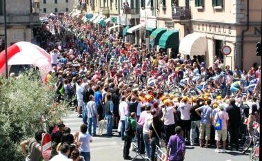 I ciclisti attraversano corso Italia