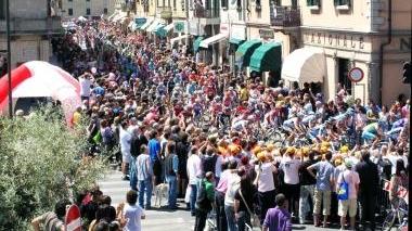 I ciclisti attraversano corso Italia