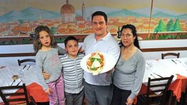 Alessandro Trinci con la moglie Claudia e i suoi bambini