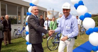 La consegna della bici per il 75&ordm; dellazienda a un dipendente 
