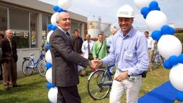 La consegna della bici per il 75º dell’azienda a un dipendente