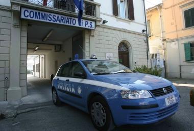 Una pattuglia della polizia in uscita dal commissariato di Pontedera 