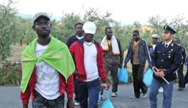Arrivati otto profughi dalla Libia, sono stati accolti nell'ex asilo di Spazzavento
