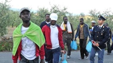 Arrivati otto profughi dalla Libia, sono stati accolti nell'ex asilo di Spazzavento